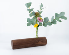 Afbeelding in Gallery-weergave laden, Vaasje Violet Notelaar

